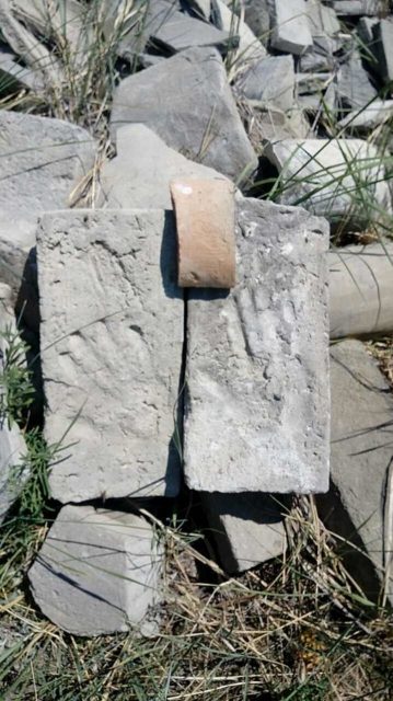 Ancient tile among the ruins. Author: Vika Salchak – CC BY-SA 4.0