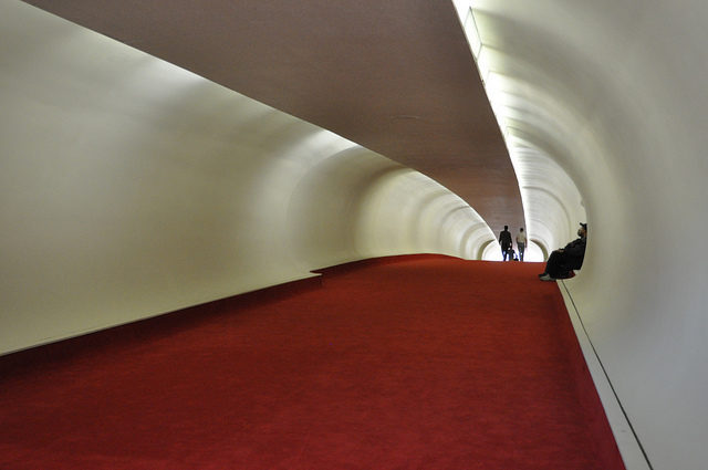 TWA Flight Center Open House NYC/Long red carpeted passenger corridors – Author: Kai Brinker – CC by 2.0