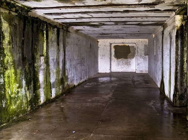 The ruined interior of the abandoned fort/ Author: R. Love – CC BY 2.0