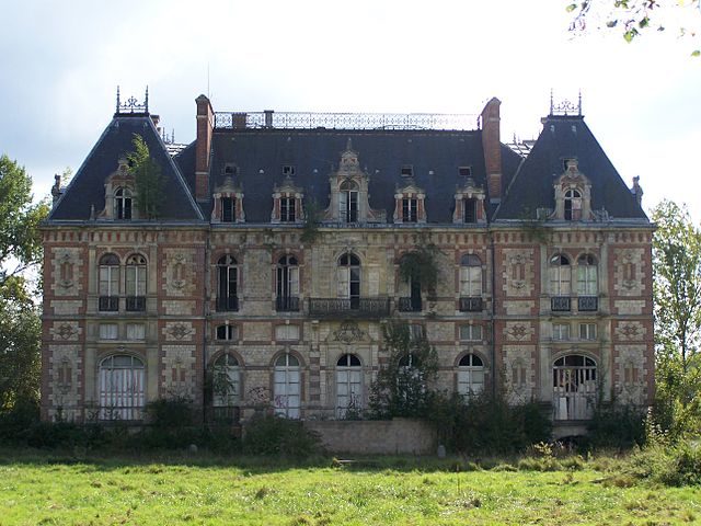 The Castle of Bonnelles in 2006. Author: ℍenry Salomé – CC BY-SA 3.0