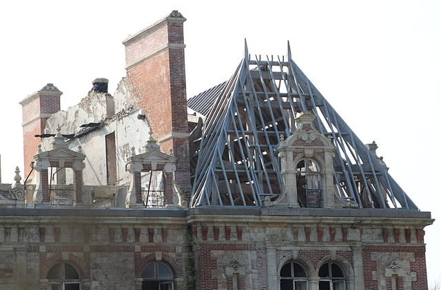 The roof has collapsed. Author: Lionel Allorge – CC BY-SA 3.0