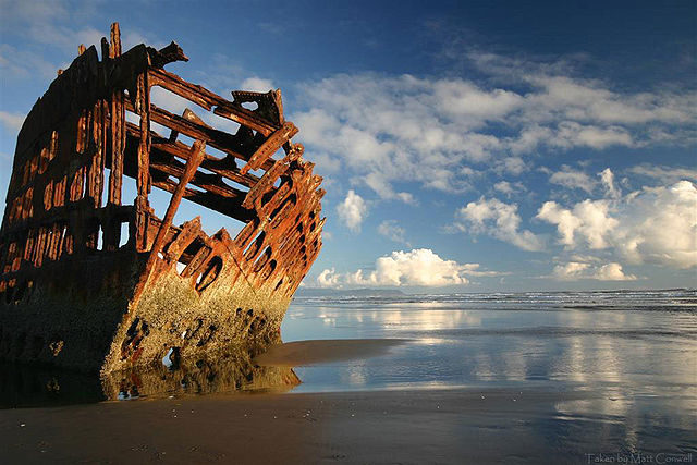 The wreck of the Peter Iredale/ Author: Pdxvector – CC BY-SA 3.0