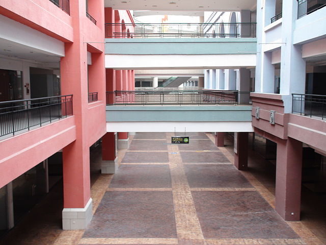 Empty walkways in the mall, February 2010 – Author: Milowent – Public Domain