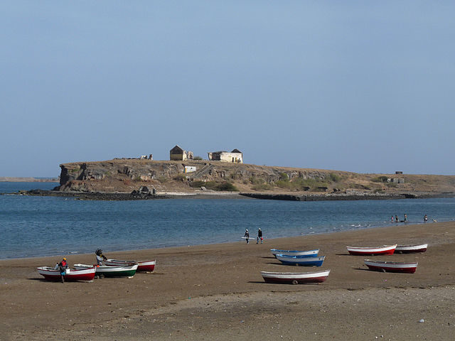 The islet can be approached by a boat or by foot during low tide/ Author: Ji-Elle – CC BY-SA 3.0