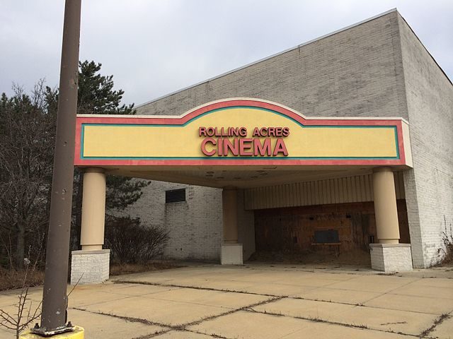 Rolling Acres Cinema building as it appeared in January 2014 – Author: UA757 – CC BY-SA 3.0
