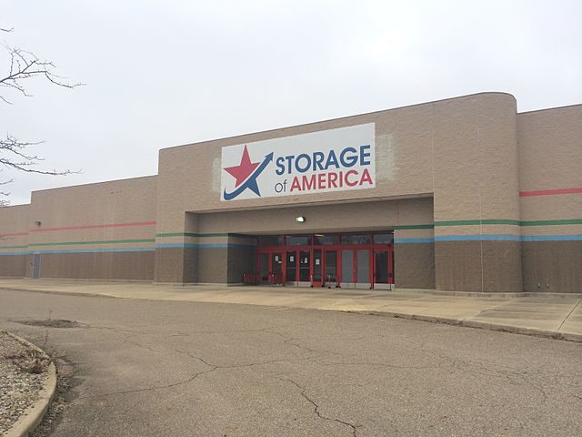 Storage of America (former Target) at Rolling Acres Mall in March 2014 – Author: UA757 – CC BY-SA 3.0
