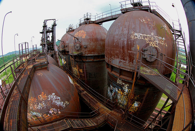 Looking down on hot stoves from the elevated walkway. Fisheye perspective. – Author: Roy Luck – CC by 2.0