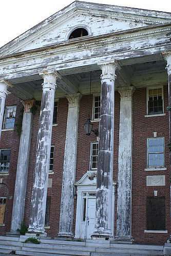 A decaying facade. Author: Mike Kalasnik CC BY-SA 2.0