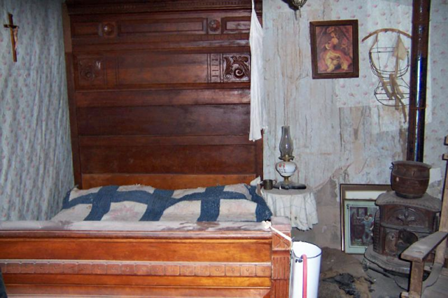 A downstairs dressing room. Author: Santoaz2006 CC BY-SA 1.0