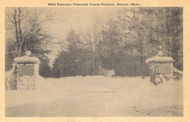 A historic photo of the Main entrance to the hospital. Author: Kurttarvis CC BY-SA 4.0