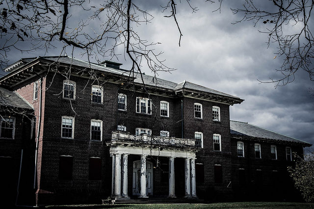 A long forgotten hospital. Author: Wiggle Butts Photography CC BY-ND 2.0