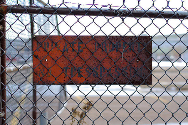 A rusty warning sign. Author: Michael Hicks CC BY 2.0