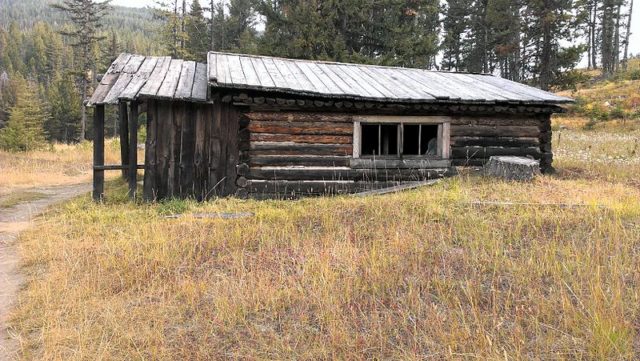 A single miner’s cabin. Author: Newbootgoofin CC BY-SA 3.0