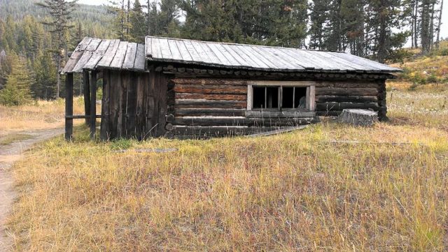 A single miner’s cabin. Author: Newbootgoofin CC BY-SA 3.0