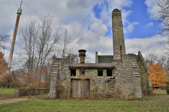 Abandoned building on the island. Author: Michael R Stoller Jr CC BY-ND 2.0