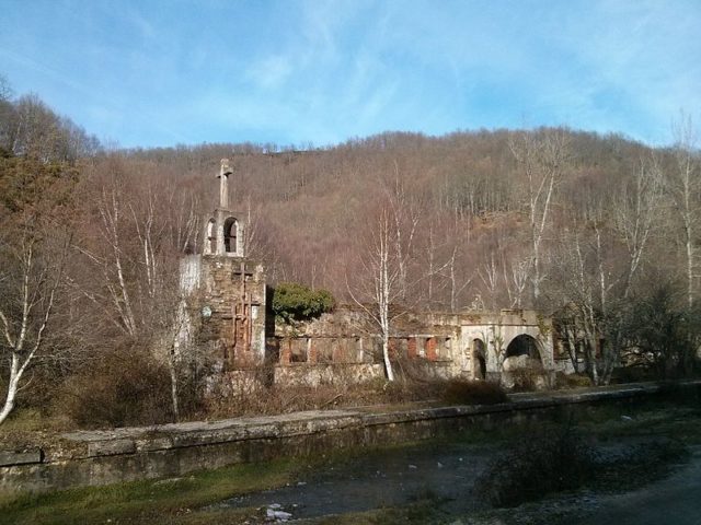 Abandoned church close to the abandoned tunnel. Author: Cronoser CC BY-SA 4.0
