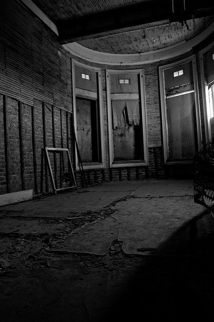 Abandoned corner room. Author: Kevin Cortopassi CC BY-ND 2.0