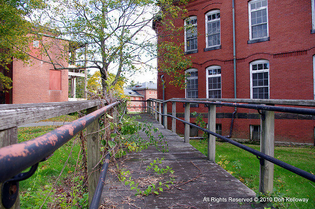 Between the buildings. Author: Don Kelloway CC BY-ND 2.0