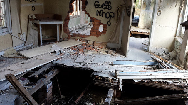 Collapsed floor. Author: Bailey Hurlow CC BY-SA 2.0