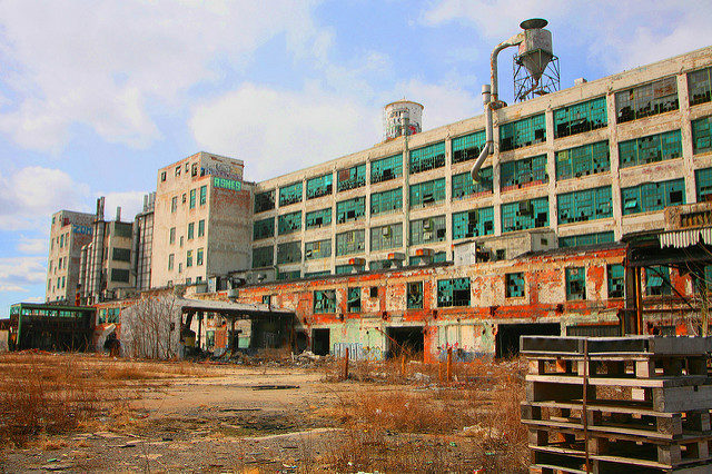 Completely taken over by vandals. Author: Ray Dumas CC BY-SA 2.0