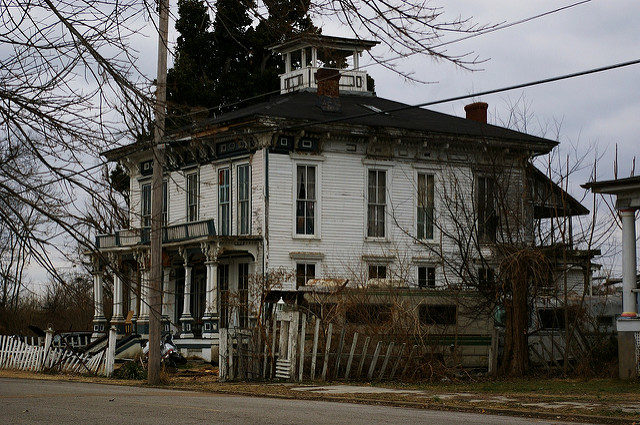Decaying homes. Author: Roland Klose CC BY-ND 2.0