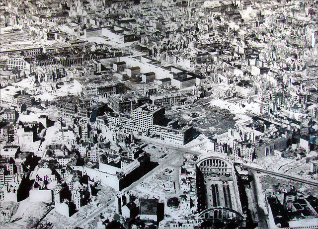 Destroyed Berlin with the Anhalter Bahnhof in the lower right part of the picture. Author: Jean-Pierre Dalbéra CC BY 2.0