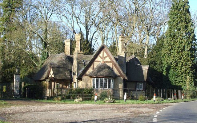 Gatehouse to Mentmore Towers. Author: Rob Farrow. CC BY-SA 2.0