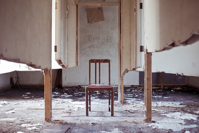 In the middle of the ruins. Author: Jordan Woods CC BY 2.0