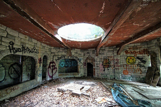 Inside one of the structures at the Enchanted Forest. Author: Forsaken Fotos CC BY 2.0