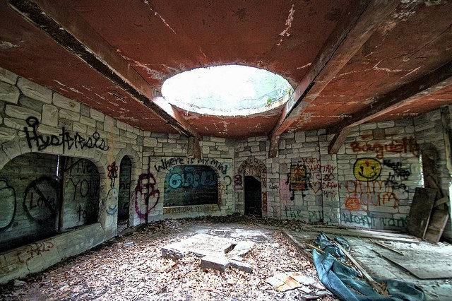 Inside one of the structures at the Enchanted Forest. Author: Forsaken Fotos CC BY 2.0