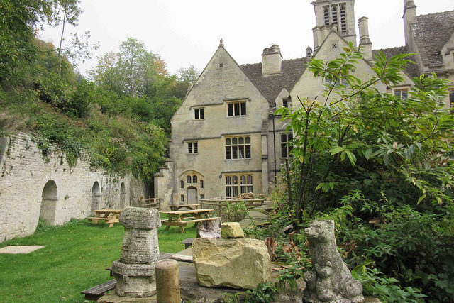 The mansion is known for its many ghost stories. Author: Tony Woods. CC BY-ND 2.0