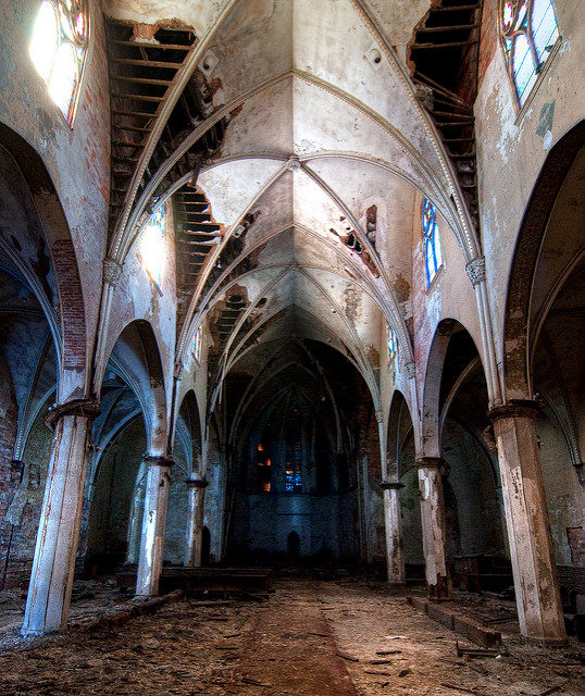 Looking down the altar. Author: Colin Knowles CC BY-SA 2.0