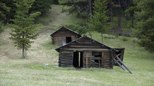 Old derelict cabins of miners. Author: Seamus Murray CC BY 2.0