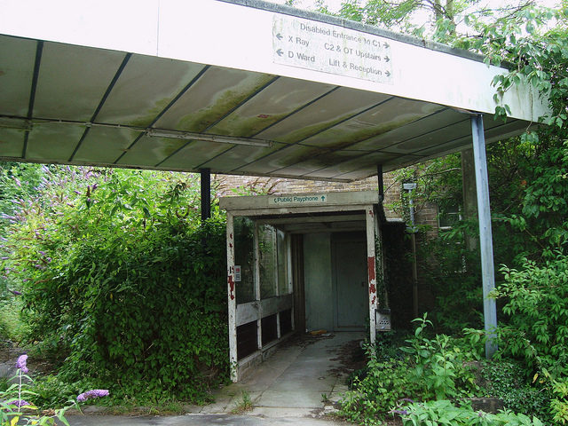 One of the entrances at the hospital. Author: bazzadarambler CC BY 2.0