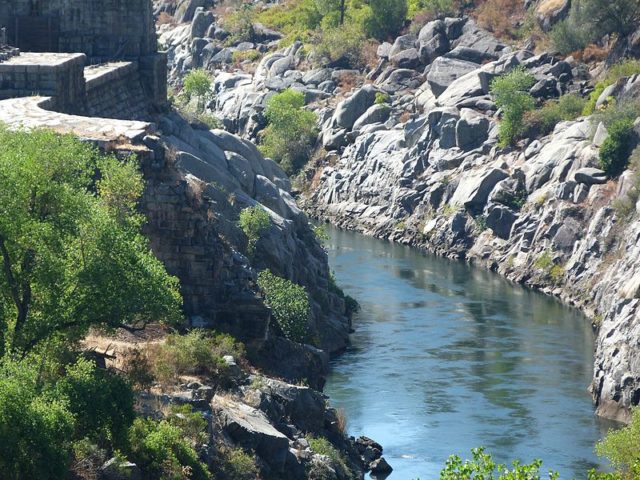 Part of the old dam. Author: UncleVinny CC BY 3.0