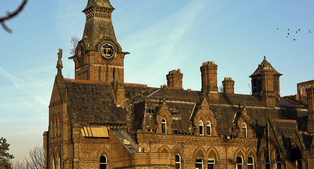 Red brick facade with blue brick decoration. Author: paul CC BY 2.0