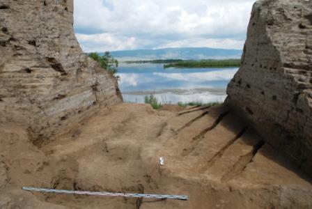 Layers of rammed earth (Chinese hangtu technique) on the northern wall. Irina A. Arzhantseva – CC BY 4.0