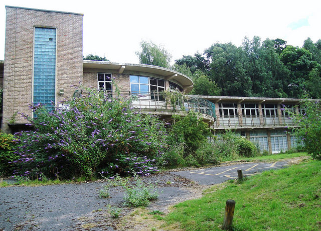 Standish Hospital completely abandoned. Author: bazzadarambler CC BY 2.0
