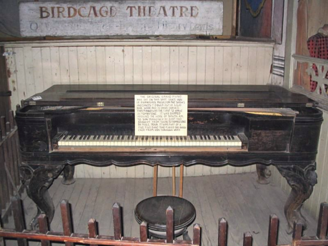 The 1881 rosewood piano. Author: Santoaz2006 CC BY-SA 1.0