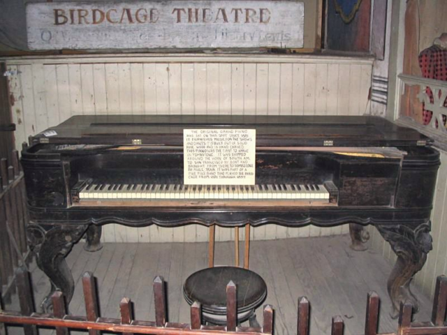The 1881 rosewood piano. Author: Santoaz2006 CC BY-SA 1.0