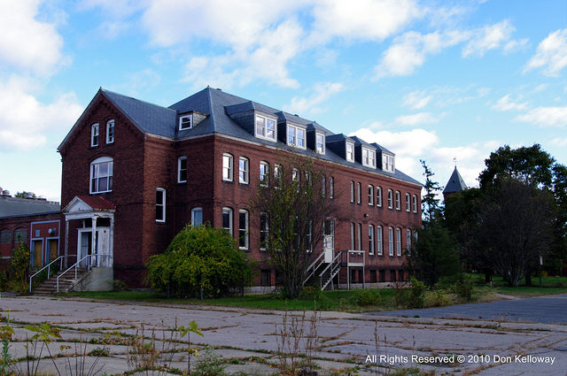 The abandoned hospital grounds. Author: Don Kelloway CC BY-ND 2.0