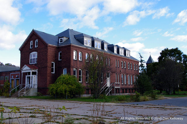 The abandoned hospital grounds. Author: Don Kelloway CC BY-ND 2.0
