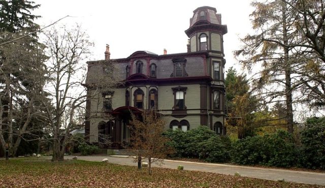 The Adams-Nervine Asylum front view. Author: Jameslwoodward CC BY-SA 3.0
