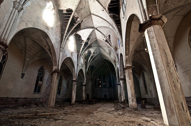 The church during daylight. Author: Colin Knowles CC BY-SA 2.0