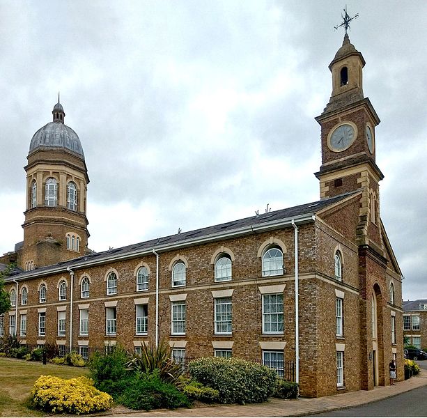 The Clock Tower at the rear. Author: Philafrenzy CC BY-SA 4.0