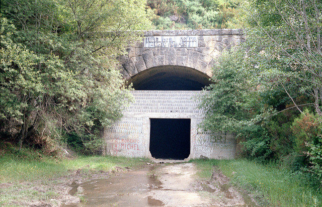 The closed entrance to the tunnel. Author: Roberto Lumbreras CC BY-SA 2.0