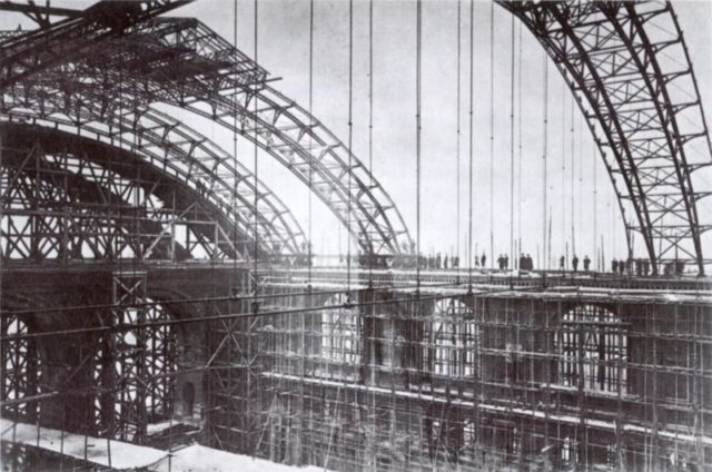 The construction of the train-shed roof. Author: Albert Schwartz Public Domain