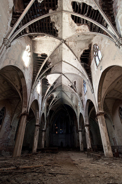 The decaying roof. Author: Colin Knowles CC BY-SA 2.0