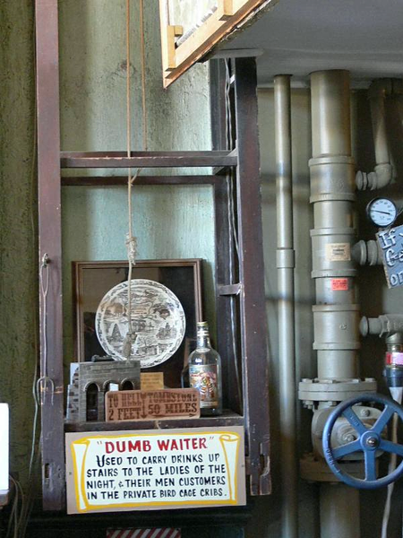The dumbwaiter. Author: Santoaz2006 CC BY-SA 4.0
