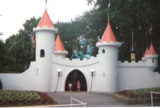 The Entrance in 1987. Author: ConneeConehead101 CC BY-SA 3.0